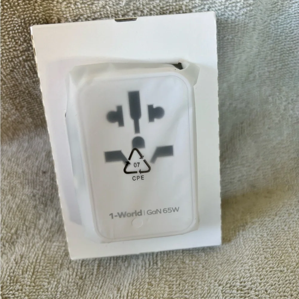 Universal Travel Adapter, 70W GaN International Power Adapter, 3‎ USB-C & 2 USB